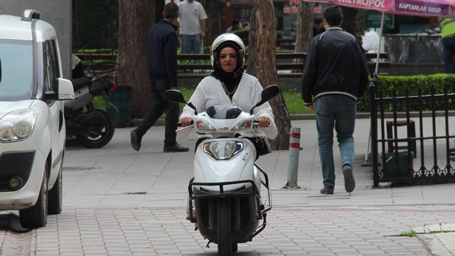 Evde anne, sokakta motokurye: Azmiyle örnek oluyor