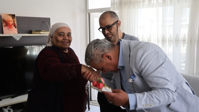 Otizmli ve engelli bireylerin annelerine Anneler Günü ziyareti