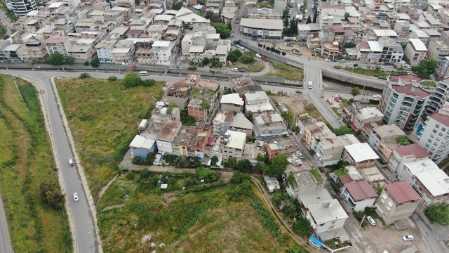 Bornova Belediyesi ile halk arasında imar planı gerginliği: Mahalle sakinlerinden 'Rant' iddiası
Kazımdirik Mahallesi sakinleri ayakta: "Müteahhitlere peşkeş çekiliyor" iddiası
"8 kişiyi 1+1 eve sığdırmak istiyorlar"