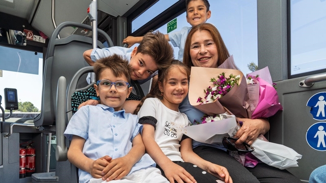 Direksiyon başında bir anne, durakta bekleyen dört kalp
Zerrin Kaptan'a dördüzlerinden sürpriz