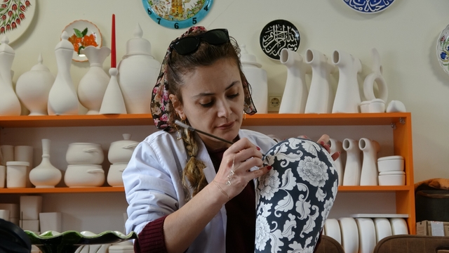 Kursiyer olarak girdi eğitmen olarak çıktı
Sergide ilgi duyduğu çini sanatının ustası oldu