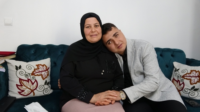Görme engelli oğlunun eğitimi için Braille alfabesini öğrendi
Fedakar anne görme engelli oğlunun elini 21 yıldır bırakmıyor