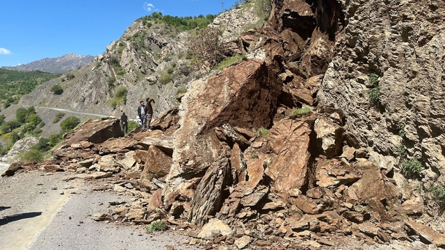 Şemdinli-Derecik kara yolu, heyelan nedeniyle ulaşıma kapandı
