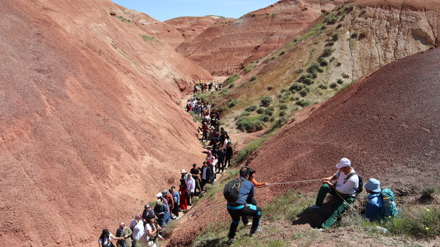 Iğdır'da doğa severler, Gökkuşağı Tepeleri'nde uçurtma uçurdu