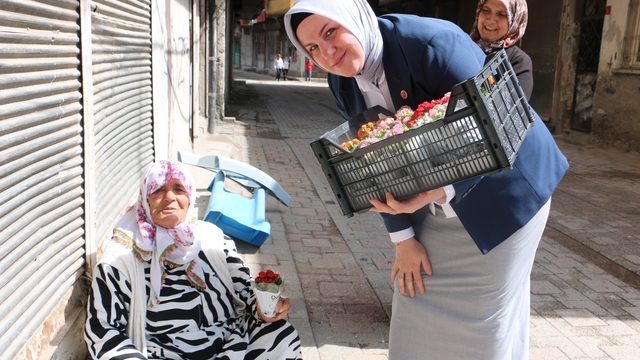 Kadın muhtardan Anneler Gününde anlamlı jest
