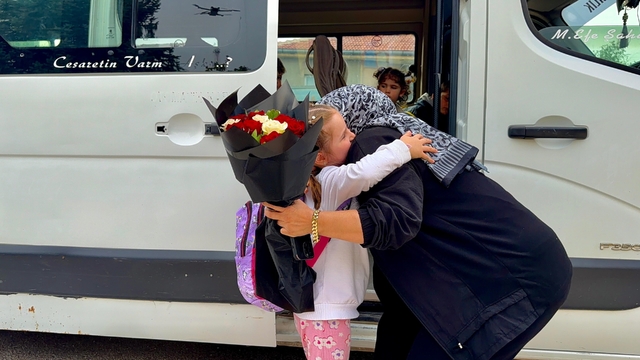 Kendisine emanet edilen minikleri 'Anne' şefkatiyle taşıyor