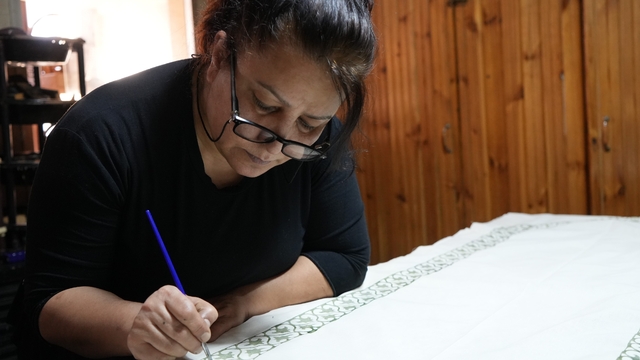 Çocukları için memurluğu bıraktı, kursta tanıştığı sanatla şimdi kadınlara umut oluyor
Kursta tanıştığı coğrafi işaretli taş baskı mesleği oldu, bine yakın kalıpla kumaşı sanatla buluşturuyor