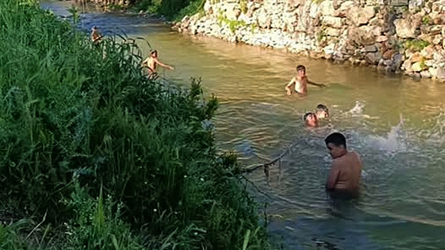 Araban'da yıllar sonra akan dereler en çok çocukları sevindirdi