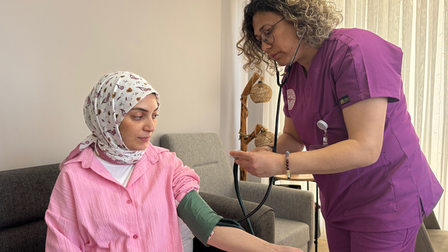 Anne adayları "Her Gebeye Bir Ebe" uygulamasıyla korkularını yeniyor