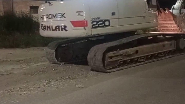 Paletli kepçeyi asfalta zarar vererek önlem almadan yürüten firmaya vatandaşlardan tepki