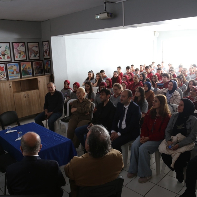 37 yıl sonra açtığı okulda öğrencilerle buluştu