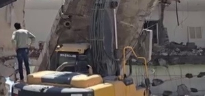 Yıkım sırasında beton bloğu iş makinasının üzerine düştü