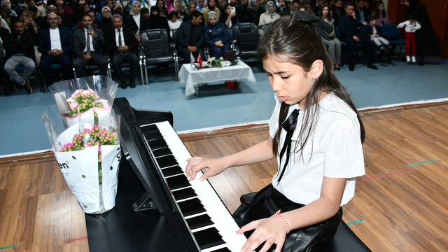Kars'ta minik piyanistler, Anneler Günü'nde annelerine konser verdi