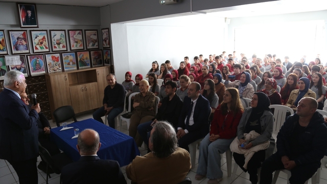 37 yıl sonra açtığı okulda öğrencilerle buluştu