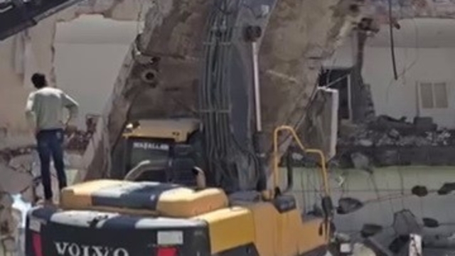 Yıkım sırasında beton bloğu iş makinasının üzerine düştü