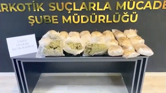 Osmaniye'de minibüsün bagajındaki bavuldan uyuşturucu çıktı