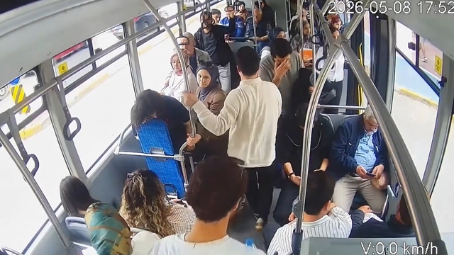 Şoför sürdü, sağlık çalışanı müdahale etti: Otobüsteki panik anları kamerada