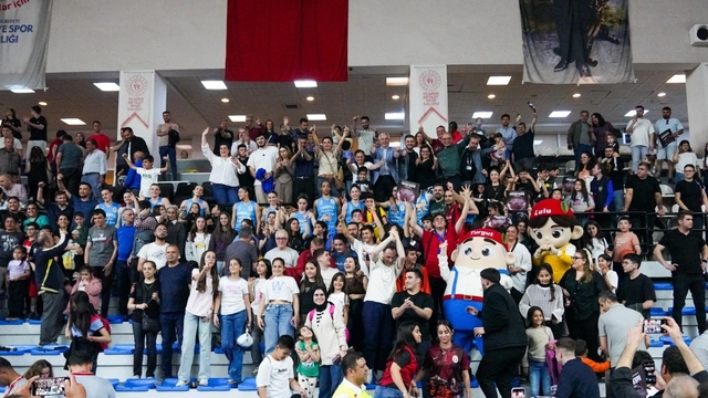 Turgutlu'nun sultanları şampiyonluğa bir adım daha yaklaştı