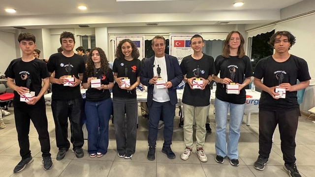 Efeler'de genç yazılımcılar tasarladı, Başkan Yetişkin tebrik etti