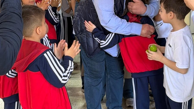 Emekliye ayrılan 43 yıllık öğretmen, öğrencilerine gözyaşlarıyla veda etti