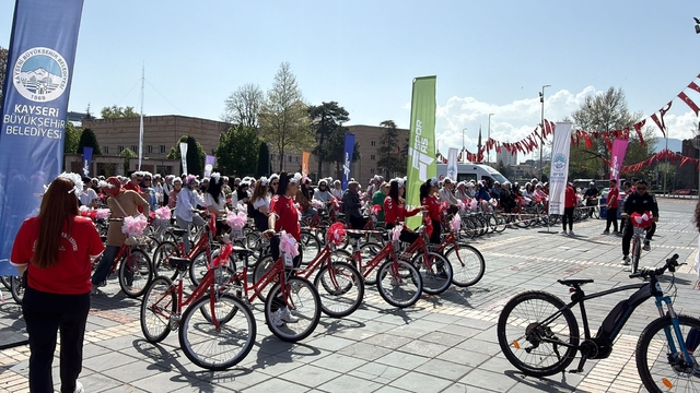 Yüzlerce anne Anneler Günü'nde pedalladı
Kayseri büyükşehir Belediye Başkanı Memduh Büyükkılıç:
"Annelerimiz bizim varlık sebebimiz"