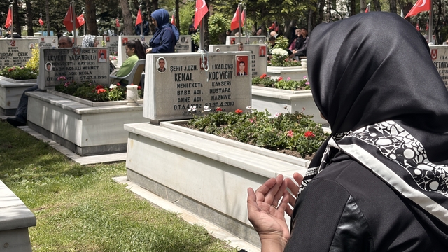 Şehit anneleri, Anneler Günü'nde evlatlarına koştu
Şehitlikte hüzünlü Anneler Günü