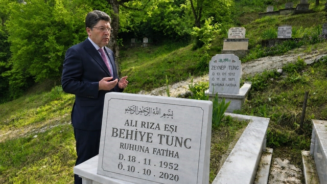 Önce annesinin mezarını ziyaret etti sonra şehit anneleri ile buluştu