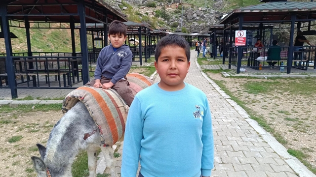 Homurlu'da eşek turları başladı
Küçük Taner, okul harçlığı için vatandaşları eşekle gezdiriyor