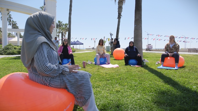 Mersin'de anneler ve anne adayları sahilde egzersiz yaptı