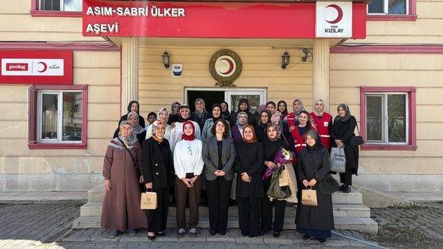 Kızılay'dan hem anne hem baba olan kadınlara Anneler Günü sürprizi