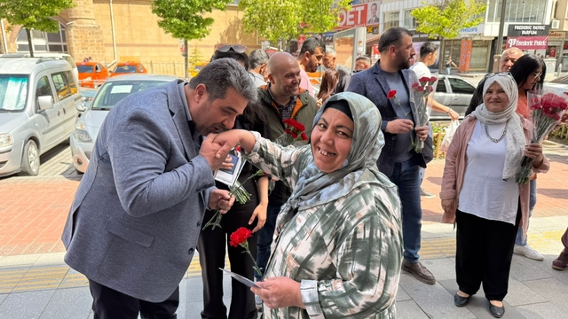 Sokaklardaki annelere karanfil dağıttılar