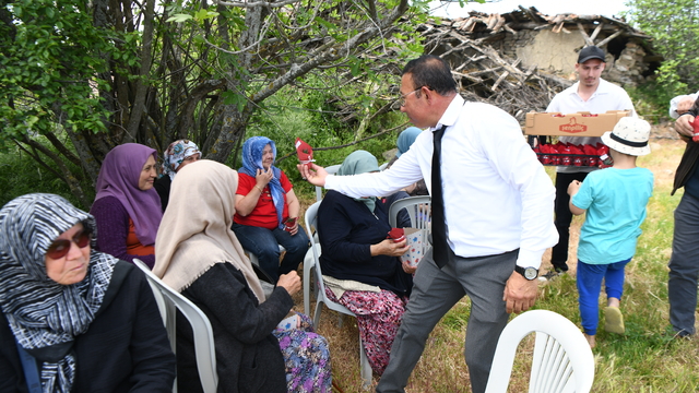 Lapseki'de çifte kutlamada, köy hayrında anneler çiçeklerle karşılandı