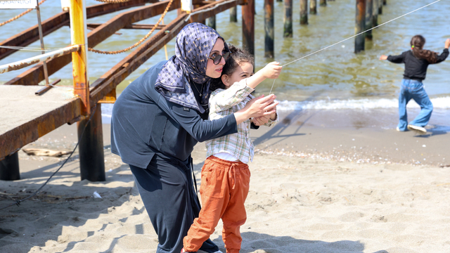 Sakarya'da Anneler Günü'nde çocuklar ve anneleri sahilde uçurtma uçurdu
