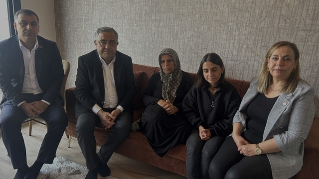 CHP Genel Başkan Yardımcısı Tanrıkulu, Rojin Kabaiş'in ve Gülistan Doku'nun annelerini ziyaret etti