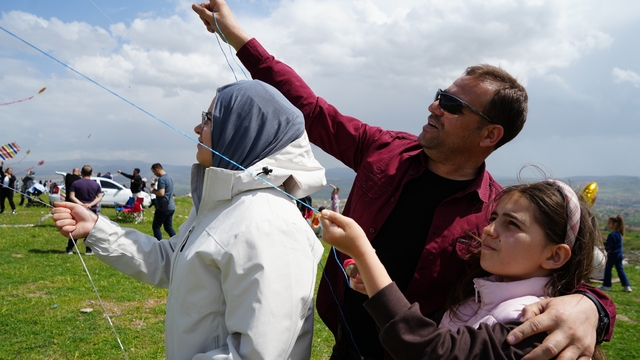 Kırıkkale'de rengarenk uçurtmalar gökyüzünü süsledi