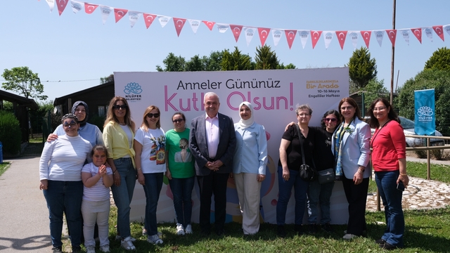 Başkan Şadi Özdemir Anneler Günü'nü Bizim Ev katılımcılarıyla kutladı