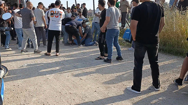 Seyhan Nehri'nde boğulma tehlikesi geçiren Enes'i, su altı polisi kurtardı