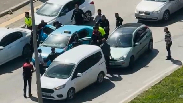 Taksiciyi rehin alıp, polisle çatışan şahıs yaşanan kovalamaca sonucu yakalandı