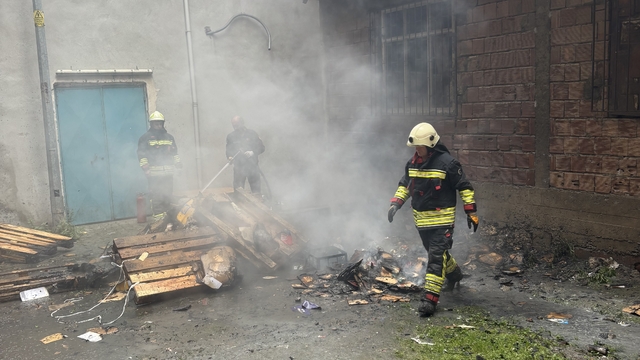 Ordu'da atık malzeme ve paletlerin bulunduğu alanda yangın