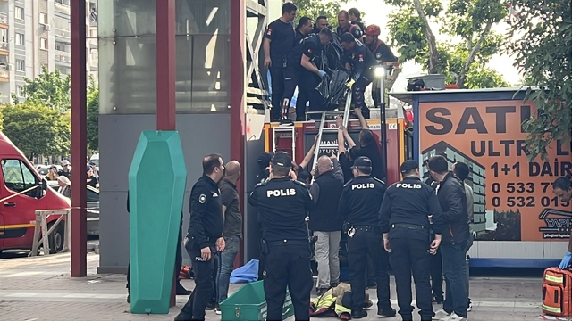 Asansör boşluğunda sıkışan genç hayatını kaybetti