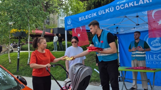 Ülkü Ocakları'ndan Anneler Günü'nde kadınlara hediye