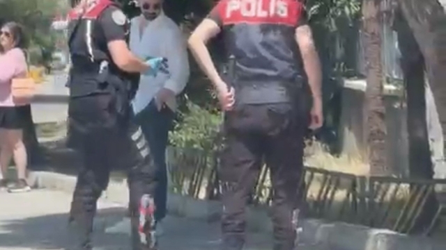 Otomobilin çarpıp kaçtığı kediyi yol kenarına alan polisler takdir topladı