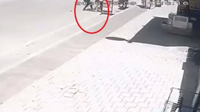 Çocuğunu sokakta darbeden anne, adli kontrolle serbest bırakıldı