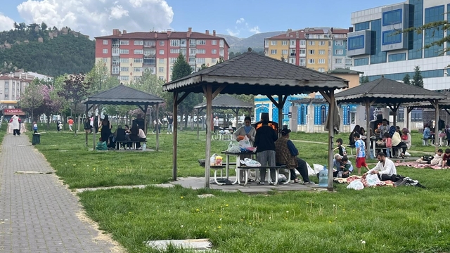 Havaların ısınması ile aileler parklara akın etti