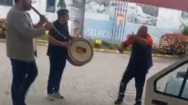 Düzce'de akaryakıt istasyonunda renkli görüntüler: Klarnetçi ve davulcu çaldı, pompacı oynadı
