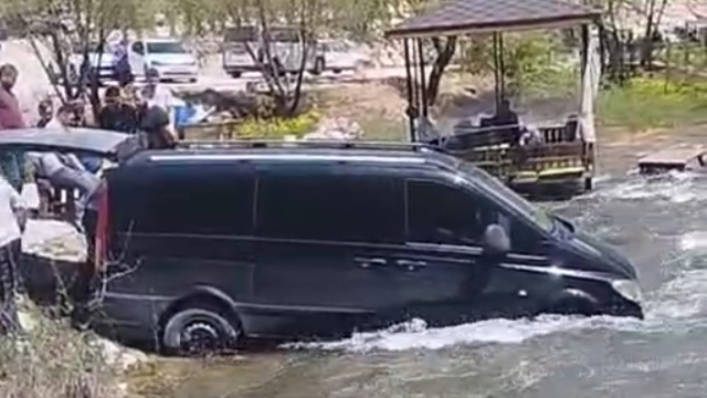 Freni boşalınca çaya giren minibüs traktör yardımıyla kurtarıldı