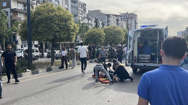Üst geçitteki asansörde kurtarma çalışması yapılırken iki motosiklet çarpıştı: 2 yaralı
