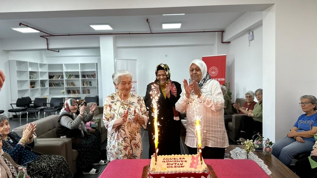 AK Parti Eskişehir Milletvekili Gürcan, huzurevindeki annelerle buluştu