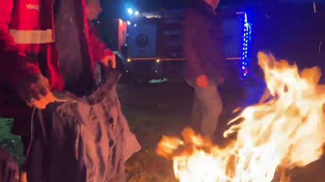 Elazığ'da yangına giden itfaiye aracı çamura saplandı