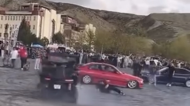 Fuarda otomobil ile drift atan sürücü görevliye çarptı: O anlar kamerada